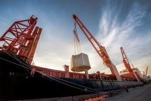 Lifting Giants at Sea: Safety First in Heavy Equipment Operations ⚓🚧